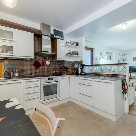 2 Bedroom By The River, Close To Daire Rovaniemi